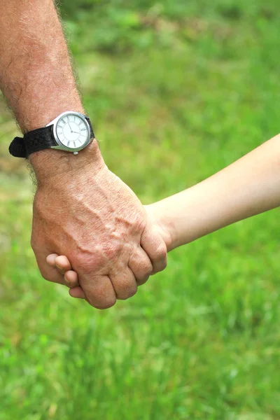 親と子の手 — ストック写真