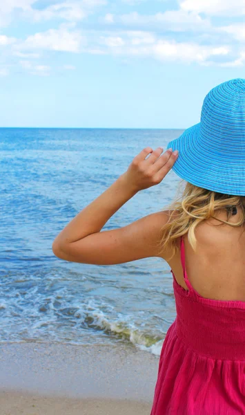 年轻的女子在大海的岸边 — 图库照片