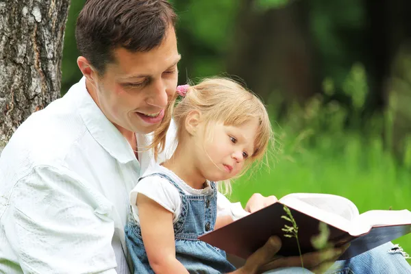 Pai e filha lendo a Bíblia — Fotografia de Stock