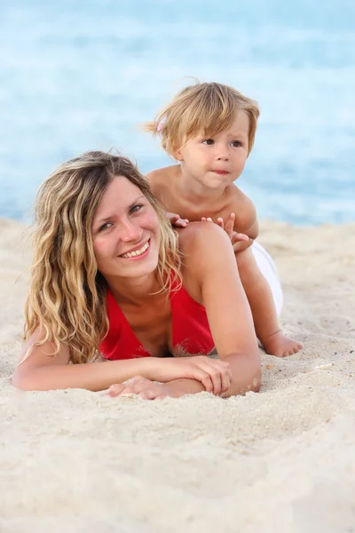 Mor och dotter på stranden av havet — Stockfoto