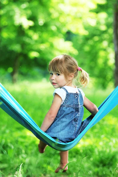 Bambina su un'amaca — Foto Stock