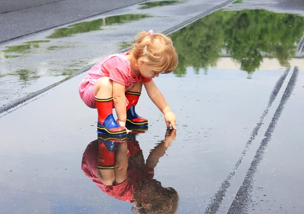 A beautiful little girl in the rain — Stock Photo, Image