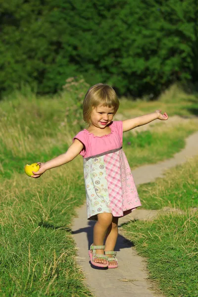 Красивая маленькая девочка о природе — стоковое фото