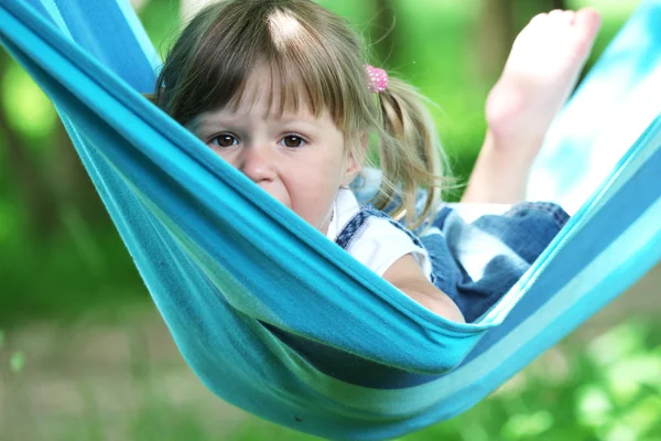 Bambina su un'amaca — Foto Stock