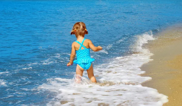 Маленькая девочка на море — стоковое фото