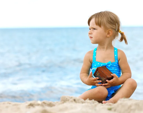 Gadis kecil di laut — Stok Foto