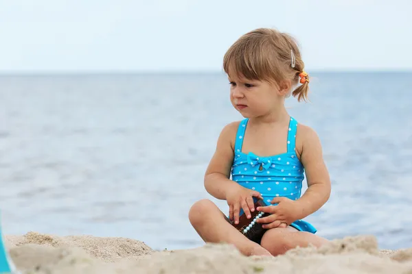 Denizdeki küçük kız — Stok fotoğraf