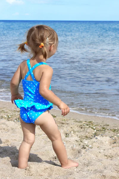 Kleines Mädchen auf dem Meer — Stockfoto