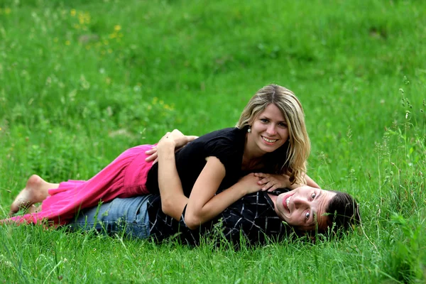 Una joven pareja enamorada al aire libre — Foto de Stock