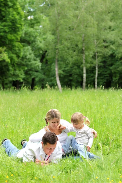 Doğa genç ailesi — Stok fotoğraf