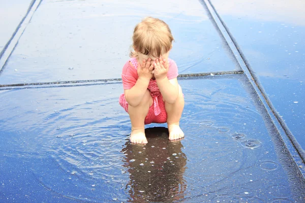 Güzel, küçük bir kız yağmur — Stok fotoğraf