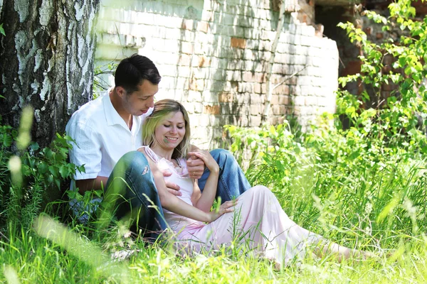 stock image A young couple in love outdoors