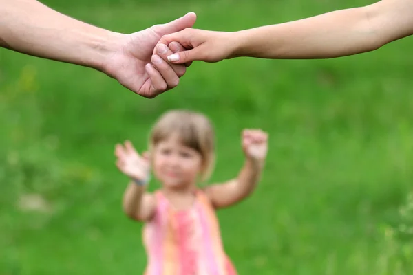 부모와 어린이의 손 — 스톡 사진