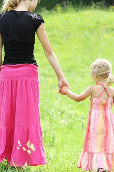 A young mother with her daughter on the nature — Stock Photo, Image