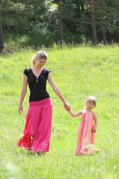 Een jonge moeder met haar dochter op het karakter — Stockfoto
