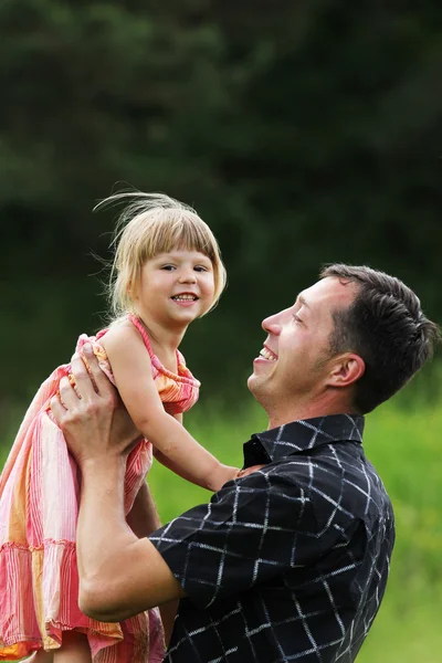 Молодой отец с дочерью — стоковое фото