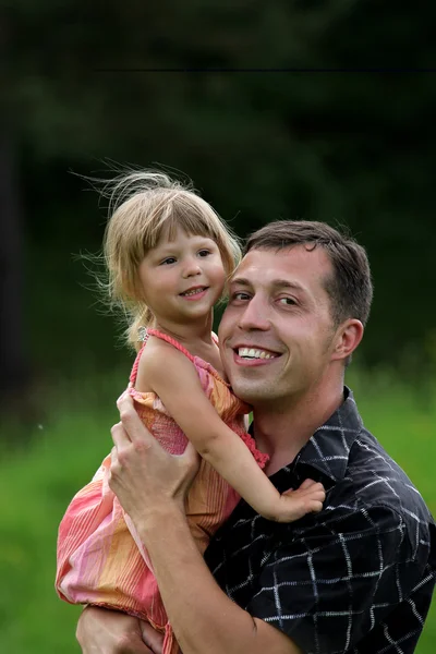 Jovem pai com sua filha — Fotografia de Stock