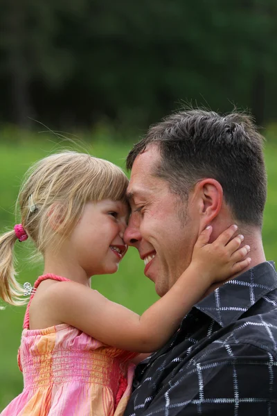 Mladý otec s dcerou — Stock fotografie