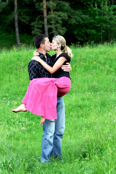 Una joven pareja enamorada al aire libre —  Fotos de Stock