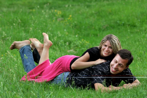 Una joven pareja enamorada al aire libre —  Fotos de Stock