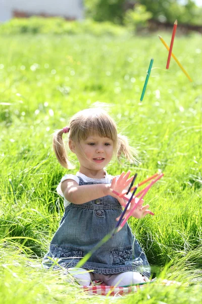 En vacker liten flicka på natur — Stockfoto