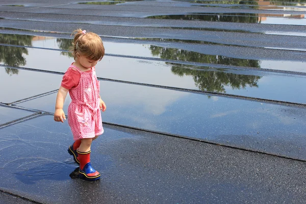 Красивая маленькая девочка под дождем — стоковое фото