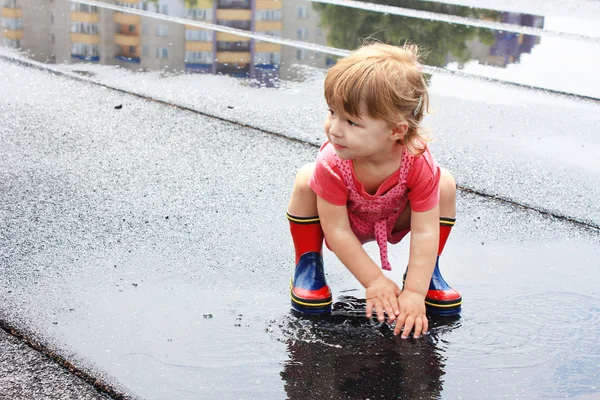 En vacker liten flicka i regnet — Stockfoto