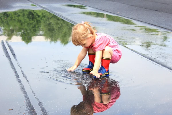 stock image A beautiful little girl in the rain