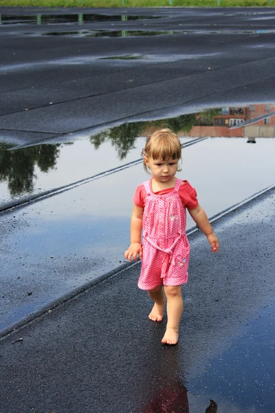 En vacker liten flicka i regnet — Stockfoto