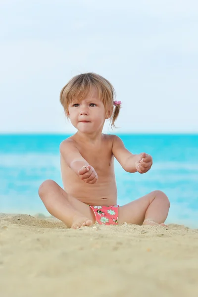 Little girl on the sea — Stock Photo, Image