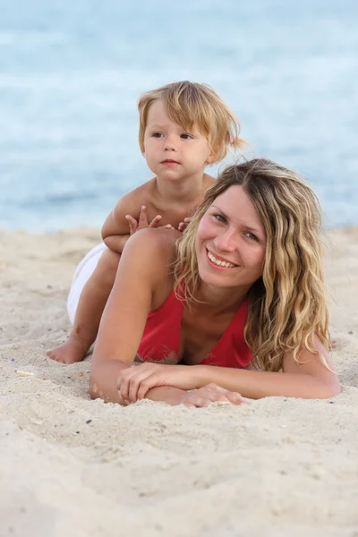 Niña con su madre en el mar —  Fotos de Stock