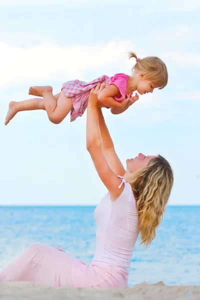 Kleines Mädchen mit ihrer Mutter auf dem Meer — Stockfoto
