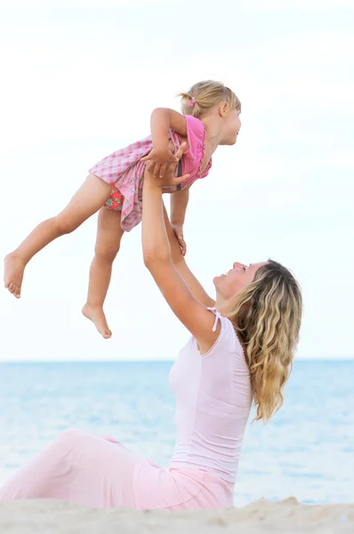 Bambina con sua madre sul mare — Foto Stock