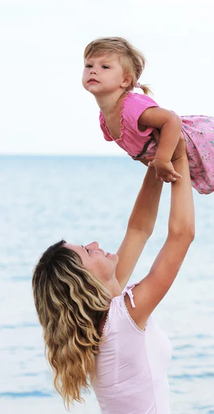 小女孩与她的母亲在海上 — 图库照片