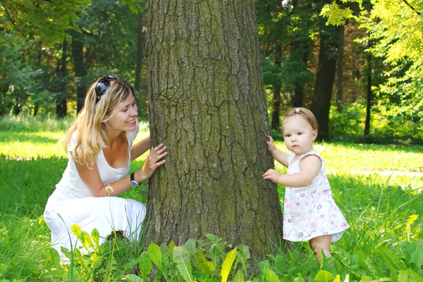En ung mor med sin dotter på natur — Stockfoto