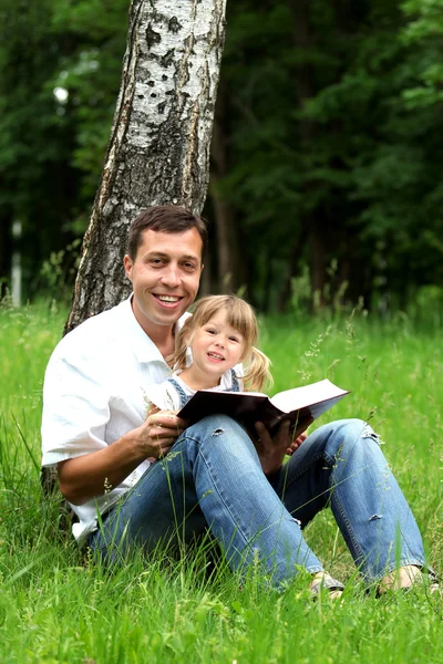 父と娘、聖書を読む — ストック写真