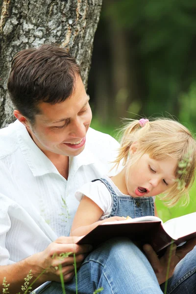 Padre e hija leyendo la Biblia —  Fotos de Stock