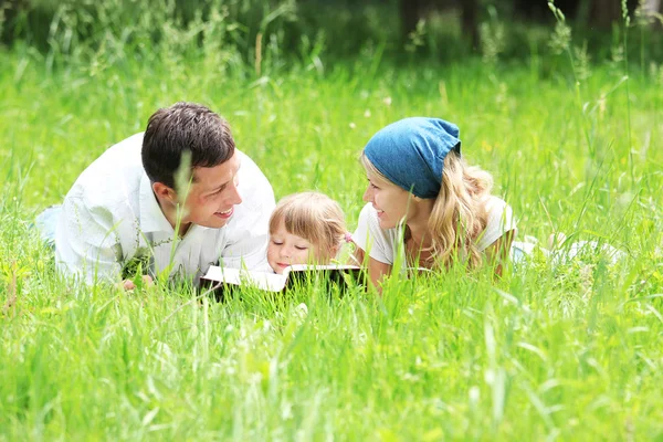 Junge Familie in der Natur — Stockfoto