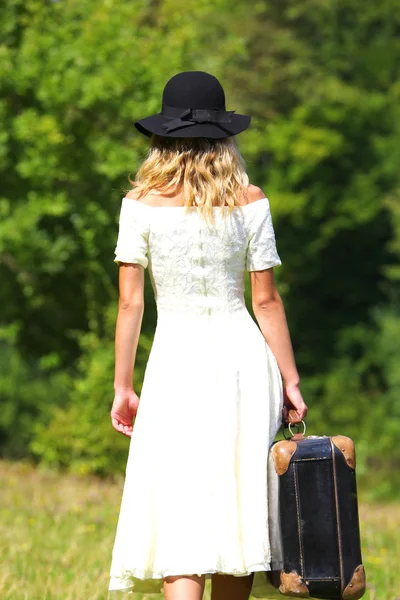 Mujer joven con una maleta —  Fotos de Stock