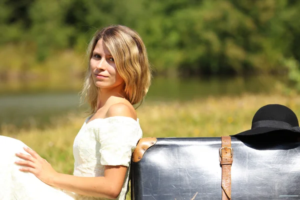 Junge Frau mit einem Koffer — Stockfoto