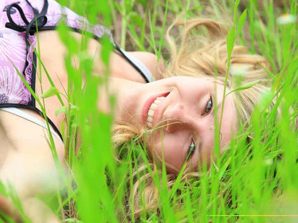 Beautiful young woman outdoors — Stock Photo, Image