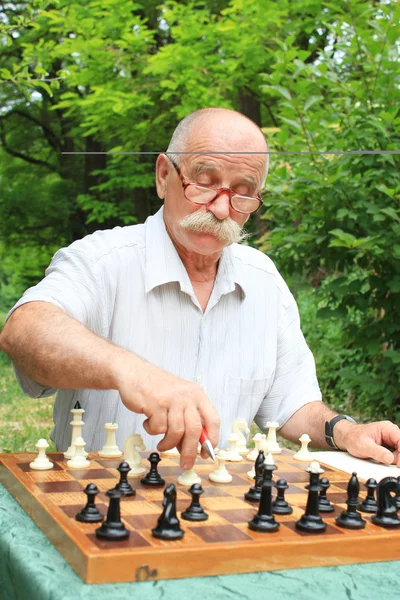 Muž hraje šachy — Stock fotografie