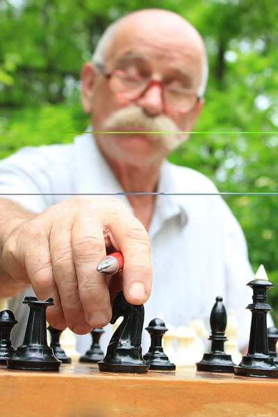 Man spelar schack — Stockfoto