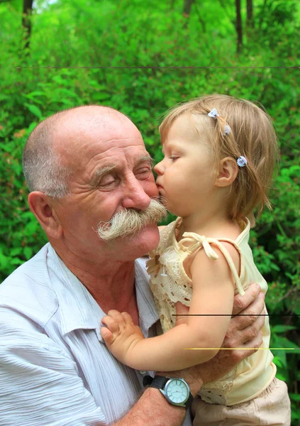 Grootvader en kleindochter — Stockfoto