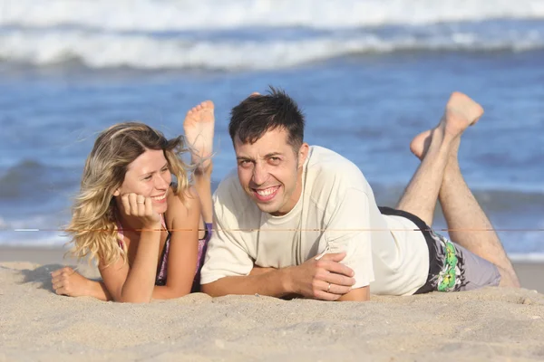 Par på stranden vid havet — Stockfoto