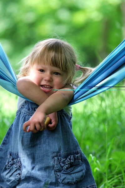 Kleines Mädchen auf einer Hängematte — Stockfoto