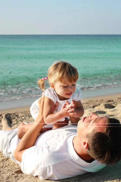 Papa mit Baby am Ufer des Meeres — Stockfoto