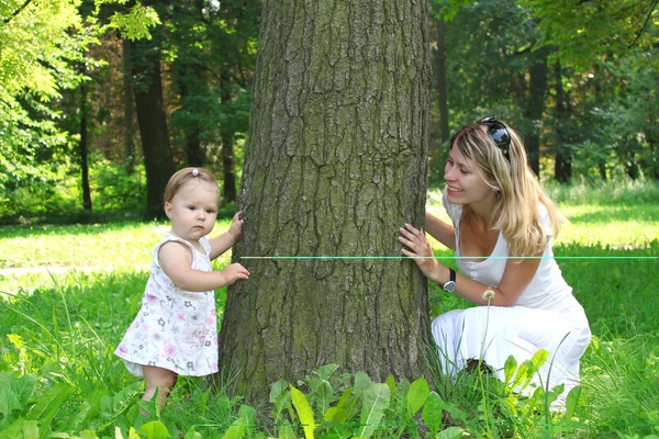 Mor med liten flicka på natur — Stockfoto