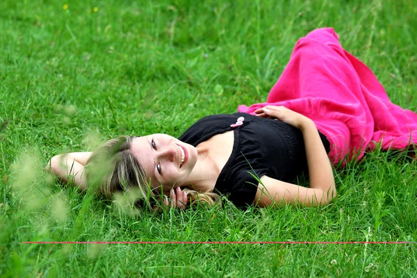 Doğa genç bir kadın yatıyor — Stok fotoğraf