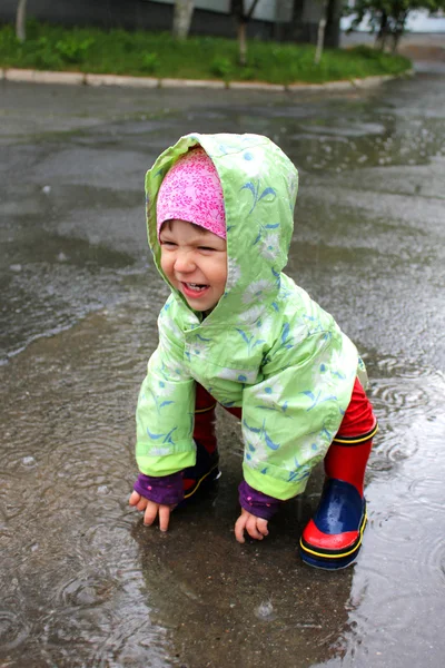 Güzel, küçük bir kız yağmur — Stok fotoğraf